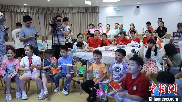 小将费立纬在1500米自由泳预赛第九位，家人感叹