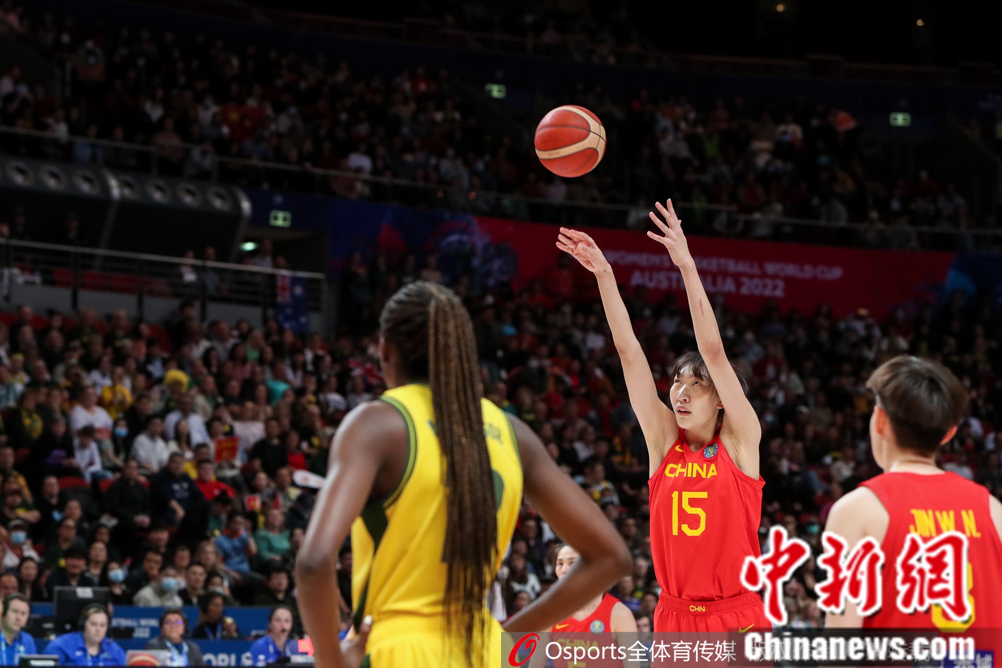 中国女篮力克澳大利亚晋级决赛 团队协作铸就胜