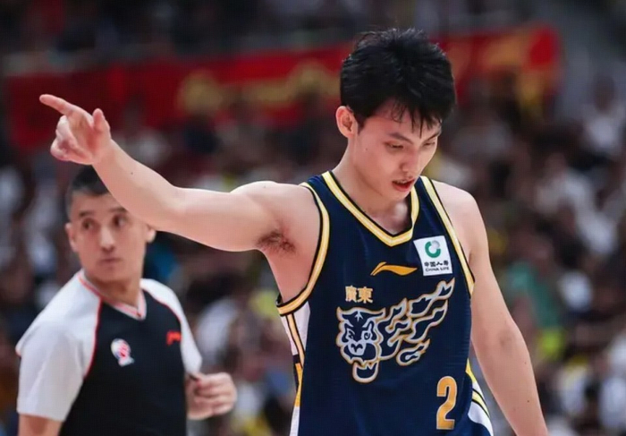 广东队开场16-1领先徐杰独